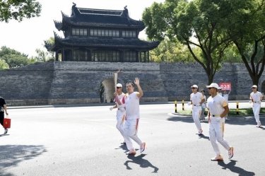 笑颜与周到刷屏！这名火炬手是JDB电子人！